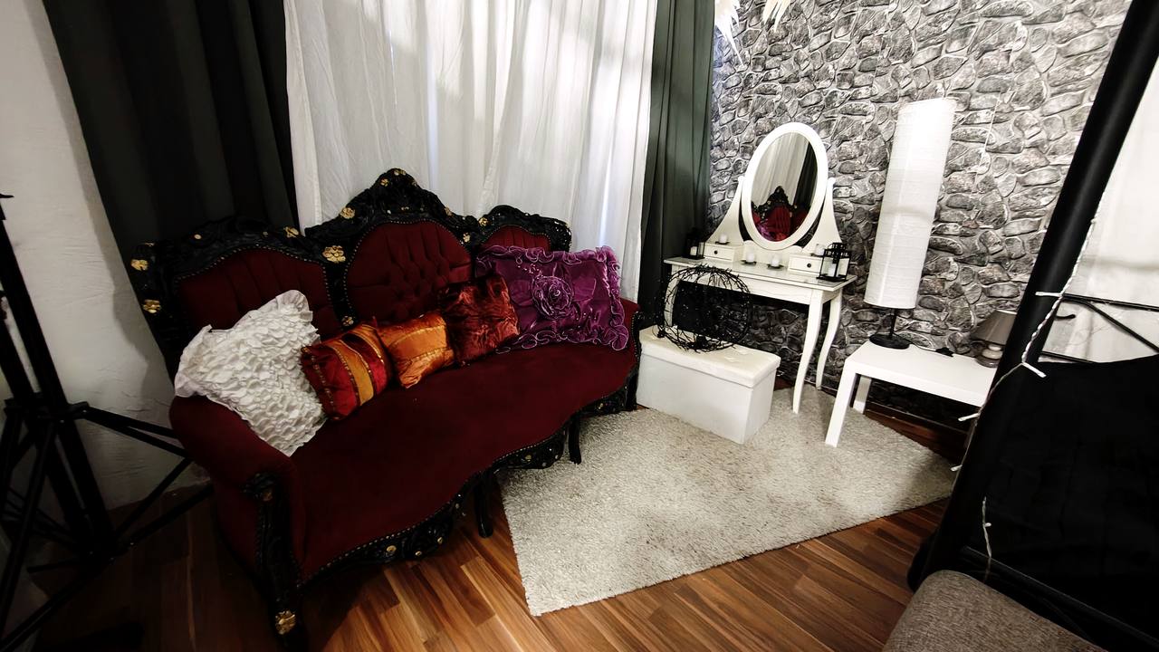 Rotes Sofa im Studio